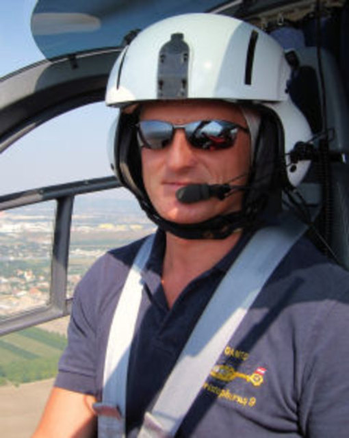 Pilot Gerold Hofbauer sitzt der Schock über den Schuss tief in den Knochen.