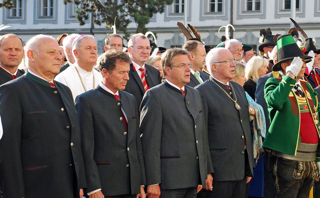 Die Nord- und Südtiroler Regierung sprach Ehrungen an verdiente Persönlichkeiten aus.