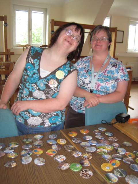 Franziska Schiefer und Irmgard Pertl mit den gemeinsam gebastelten Buttons