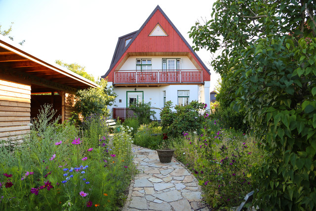 ..... in der Gasse in der ich wohne.