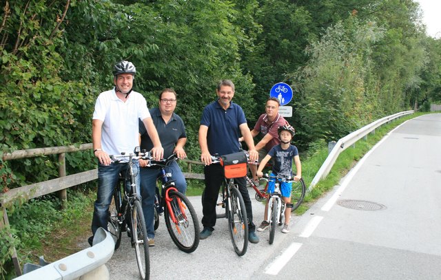 Die SPÖler haben sich auf ihre Räder geschwungen, um sich selbst ein Bild vom Radwegenetz in Hallein zu machen. | Foto: Privat