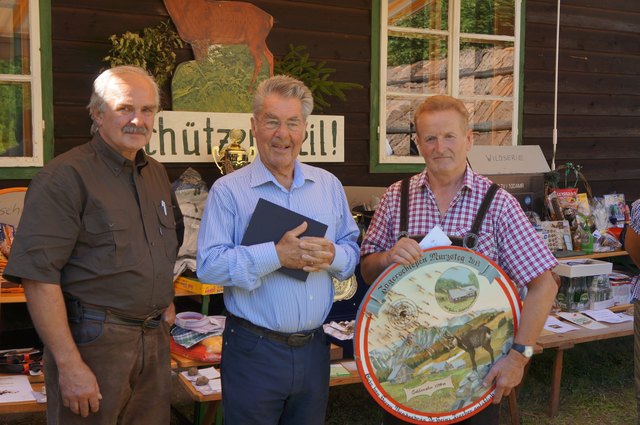 Oberschützenmeister Manfred Gruber mit Ehrenscheibe (re.) und "Vize" Robert Kretek mit Bundespräsident Heinz Fischer.