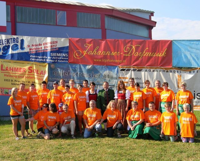 Johannser-Dorfmusik und Helfer in "Sauberhafte Feste" T-Shirts