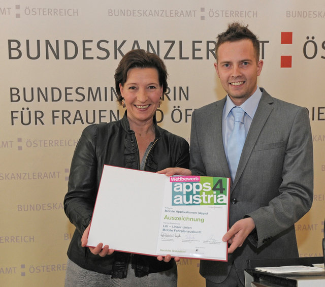 Ministerin Heinisch-Hosek überreichte Sebastian Höbarth den apps4austria-Award .
