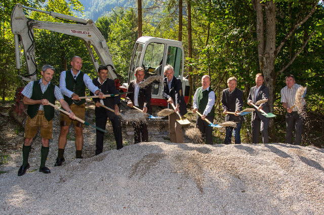 Gemeinsamer Spatenstich beim Cumberland Wildpark Grünau.