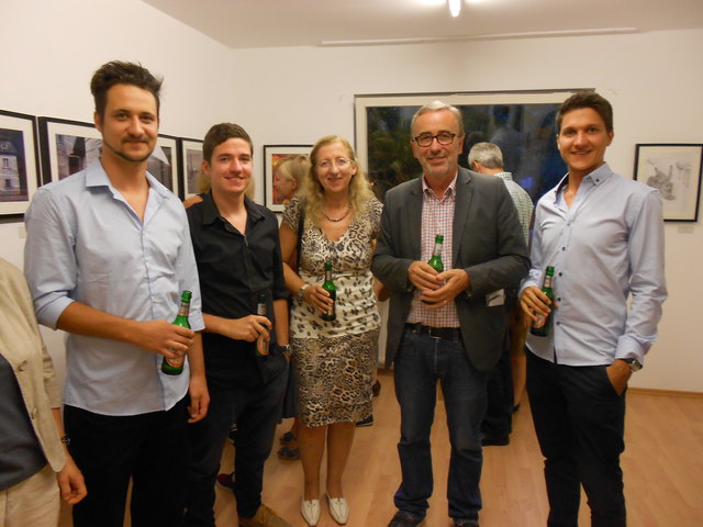 Mixen in ihrer "Jungen Kunst" Fotografien und Zeichnung: Andreas Jank (l.) und Georg Popp (2. v. l.) mit Familie und Kubin Galerie-Obmann Peter Beham (2.v.r.).