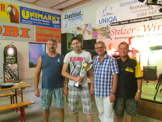 Der Sieger des Proifbewerbes, Patrick Prenner mit Peter Stelzer, Josi Thaller und Werner Petz.