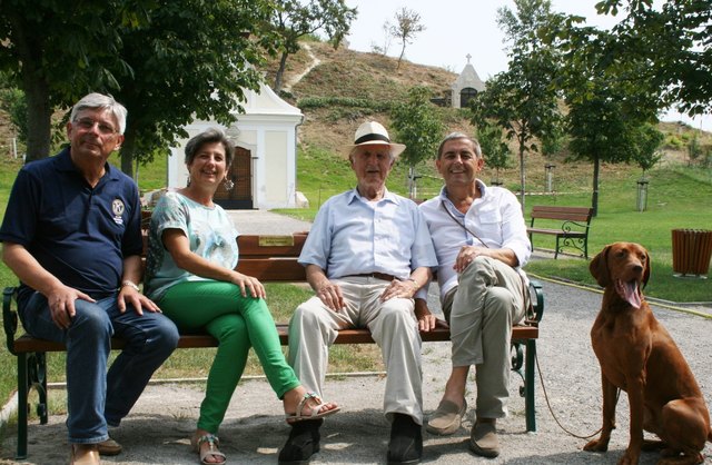 OAR Franz Renghofer, Obmann Verein der Freunde des Kalvarienberges Neusiedl am See, Petra Lentsch, Julius Lentsch, Bgm. Kurt Lentsch und Hund Hugo