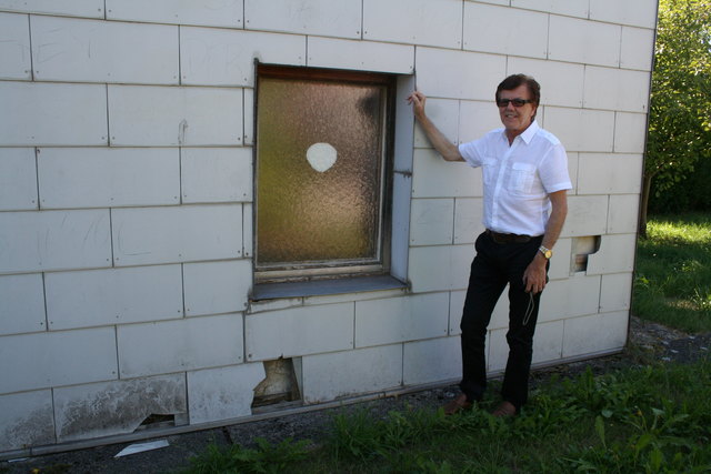 Bürgermeister Josef Hösl verabschiedet sich vom Jugendhaus in der Färbergasse. Es muss dem Hochwasserschutz weichen.