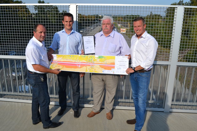Vor Ort: LAbg. Samt, GR Hermann, GR Hiebaum und NAbg. Kunasek (v. l.) mit Asfinag-Lärmkarte