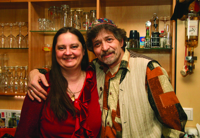 Ursula Mertens mit ihrem Koberer.