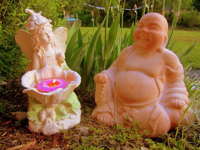 Erwin Weiss hat schon richtig erkannt, dass es sich um eine Tonfigur im Garten handelt, doch die komplett richtige Lösung hatte dieses Mal Klaus Pfefferle. Es ist ein Ton Buddhastatue. Gratuliere euch beiden!