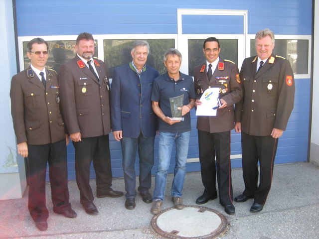 Die Feuerwehr dankte Johann Weber für seinen Einsatz mit der Florianiplakette.
