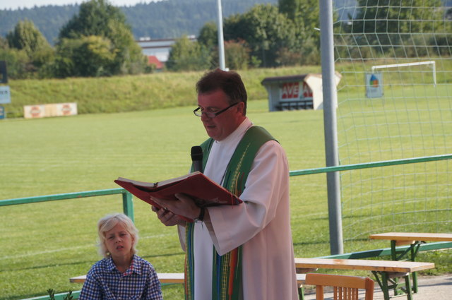 Dechand Mag. Konrad Hörmanseder beim Lesen der Heiligen Messe