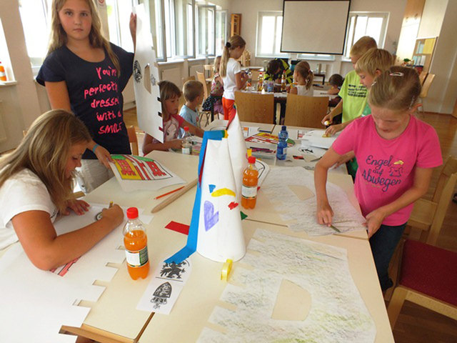 Die Kinder bastelten sich Ritterhelme, Burgfräuleinhüte und Schilde.