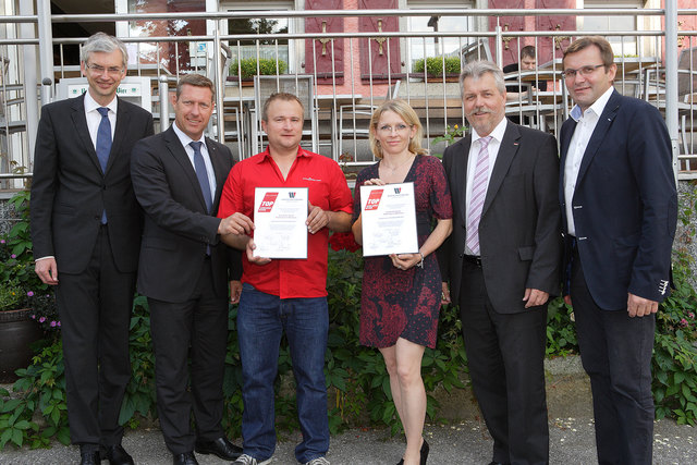 Gratulation zum „Top-Ausbildungsbetrieb“ an Landhotel Falkner und Autohaus Reiter.LR Michael Strugl, WB-Dir. Wolfgang Greil, Markus Reiter, Julia Falkner, WB-BO Herbert Mairhofer, LAbg. Georg Ecker (von links). | Foto: Foto: Land OÖ/E.Grilnberger