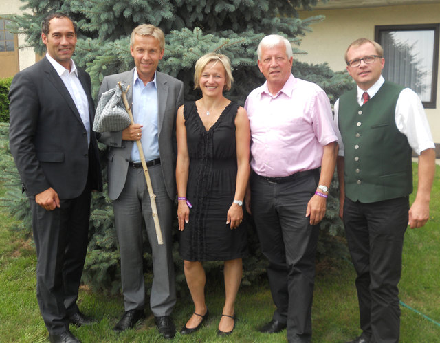 Bgm. Mag. Erwin Stürzlinger (1.v.li.) überreichte an Dr. Reinhold Lopatka (2.v.li.) das "Bschoad-Binkerl". GV Mag. Monika Neudorfer(Mitte), NR Jakob Auer(2.v.re.) und Vzbgm. Hannes Ziegelböck (1.v.re.) wünschten für die Weiterfahrt alles Gute.