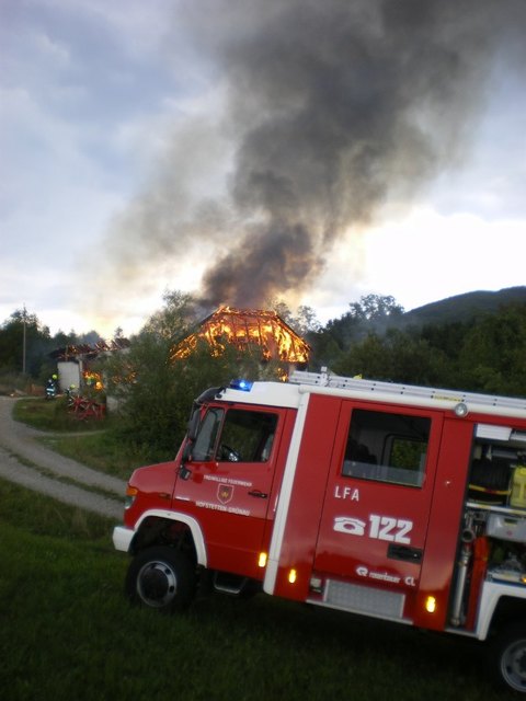 Beim Eintreffen der Feuerwehren stand die Maschinenhalle bereits in Vollbrand.