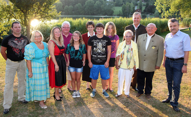 Treue Gäste: vier Generationen der Familie Reichelt mit Herbert Schurian und Bgm. Robert Strießnig