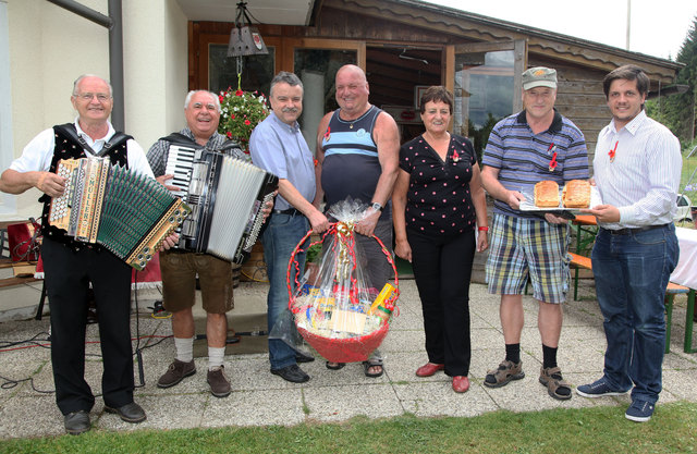 Bgm. Robert Strießnig mit Obfrau Inge Schmied und ihrem Team | Foto: Schusser