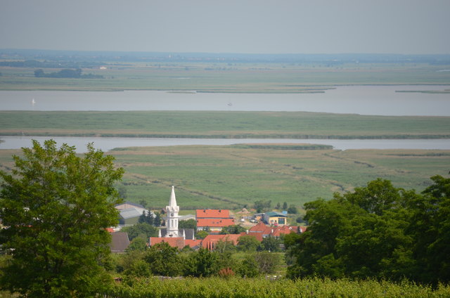 Mörbisch mit Evangelischer Kirche_im Hintergrund Neusiedler See