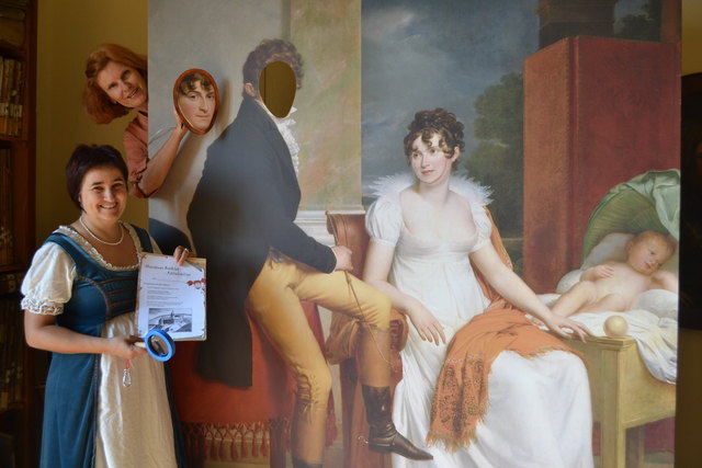 Eindrucksvolles Gemälde: Schlossherrin Verena Piatti und Kulturvermittlerin Ulrike Wraneschitz präsentieren den neuen Fotostopp, der bei Kindern und Erwachsenen gleichermaßen beliebt ist.