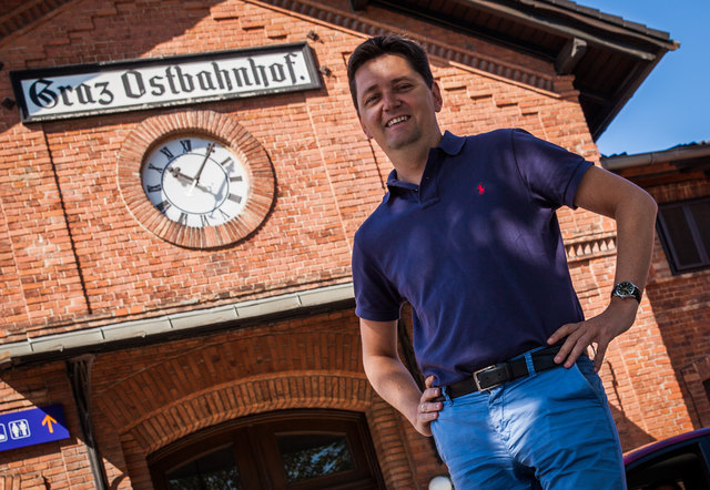 Gutes Ende am Ostbahnhof: NAbg. Bernd Schönegger freut sich, dass der Lift nun eingebaut wird. | Foto: victory advertising