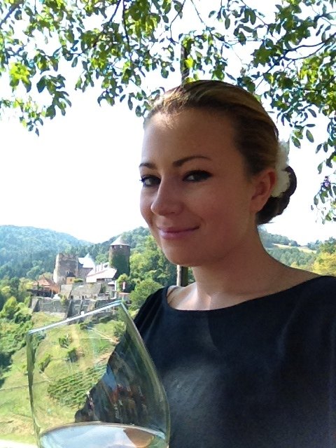 Lisa-Maria Jauk Wieser, hier vor der Burg Deutschlandsberg, ist stolz, jetzt für zwei Jahre eine steirische Weinhoheit zu sein.