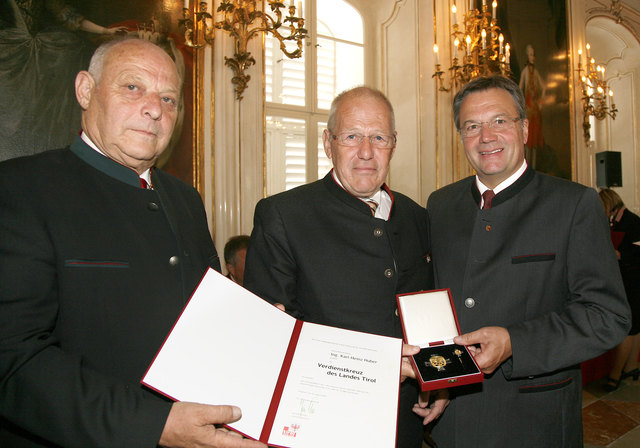 Verdienstkreuz: KR Karl-Heinz Huber (Mi.) mit LH Günther Platter (re.) und LH Luis Durnwalder (li.) | Foto: Land Tirol/Huldschiner