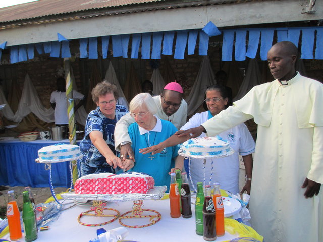 Gemeinsam mit hohen Vertretern der Ortskirche und Mitschwestern, die lange Jahre in Afrika im Missionseinsatz waren, schneidet Sr. Agnes Lanfermann (links), die Society Coordinator (Generaloberin) der Missionsärztlichen Schwestern, die Jubiläumstorte an.
