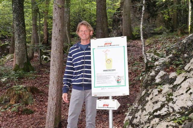 Auf zwölf Tafeln rund um den Berglsteinersee werden verschiedene Bewegungsübungen erklärt. Im Bild: Initiator des Weges und Kinesiologe Herbert Handler.
