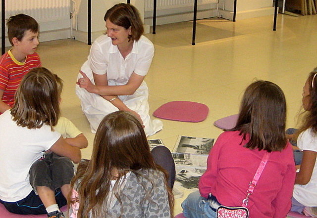 Museumsleiterin und Waschbeauftragte Petra beim Einweisungsgespräch