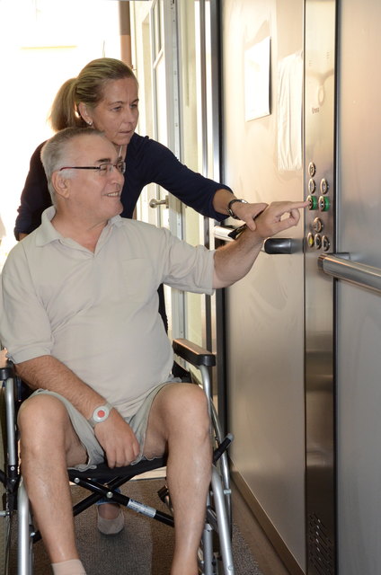 Geschäftsführerin Margret Kröll mit einem Rollstuhlfahrer im neuen Personenlift der Kufsteiner Sprengel-Zentrale.