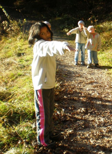 Die Kinder üben den "Ohren-Achter" am "Leichter Lernen" Wanderweg.