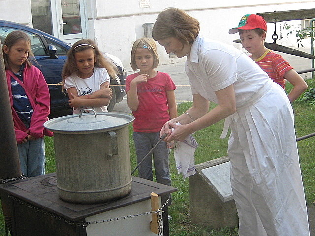 Oferl schnurrt , müsst s Wasser schon heiss sein