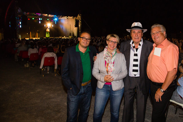 Auch Papa Leo begeisterte das Publikum, im Bild mit WOCHE Gstl. Brigitte Gady, Wolfgang Karlinger (li) sowie Auto Paier Chef aus Deutschlandsberg (re)