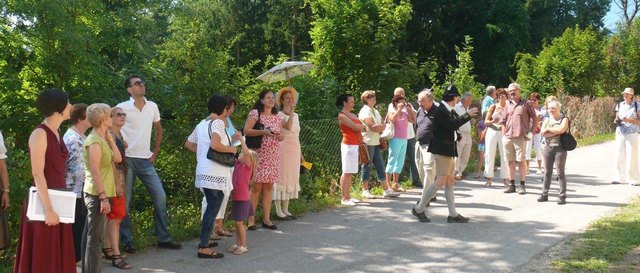 Spaziergang durch die Forsthausstraße. Dieter Halama erläutert die Geschichte der Sommervillen | Foto: Christian Langer-Rossbacher