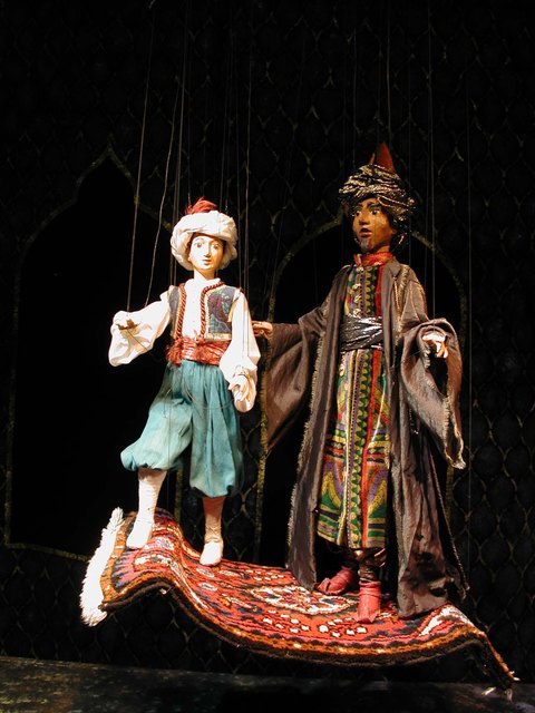 Aladdin auf dem fliegenden Teppich im Marionettentheater Schloss Schönbrunn
