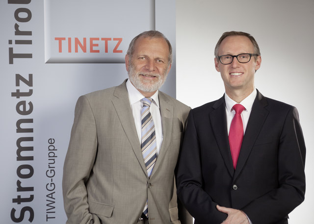 Die Vorstandsmitglieder Franz Hairer und Thomas Trattler präsentieren die neue Corporate Identity der
TINETZ-Stromnetz Tirol AG.