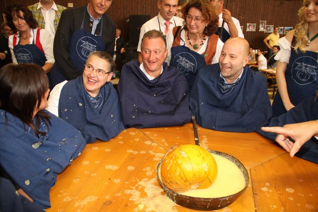 Wenn die größte Beere der Welt in die Schüssel voll Griesbrei patscht, bleibt kein Auge trocken...