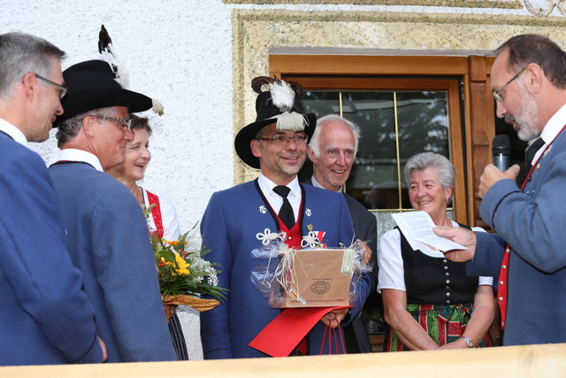 Seit über zehn Jahren lenkt Thomas Bischof (li) die Kapelle als Obmann. Dafür wurde ihm gedankt.