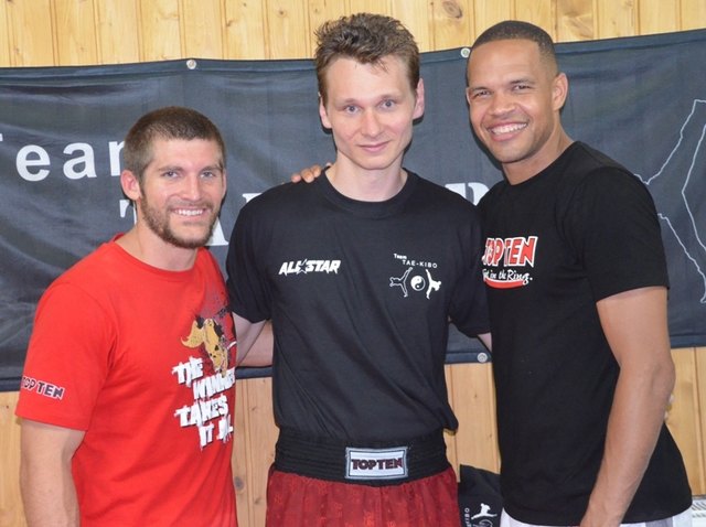 Martial Art Profis Jack Felton (li) und Raymond Daniels (re) mit Tae-Kibo Trainer Levente Bertalan (mitte)