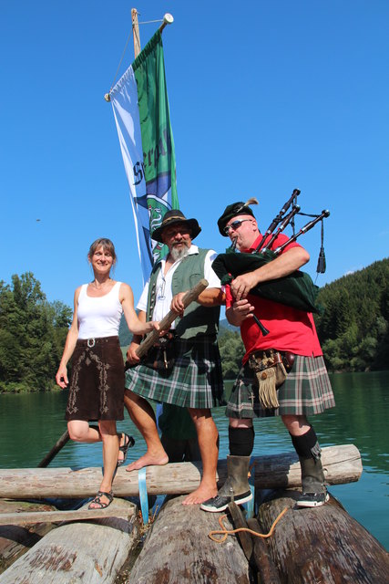Annemarie Dirninger, Fritz Dirninger und Helmut Schulhofer (mit Dudelsack) bei der Floßfahrt am 18. August 2013.