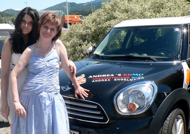 Andrea Engelmaier (re.) und Astrid Maritschnik bieten mobile Kinderbetreuung "Andreas KI-Mo" an.