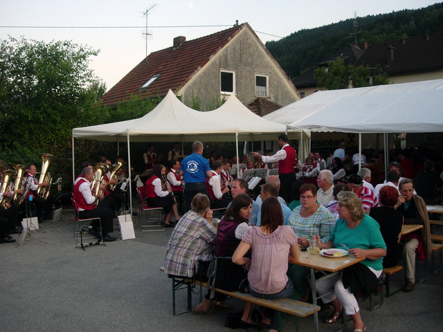 Mehr als 300 Besucher folgten der Einladung zum Grillabend. | Foto: Gemeinde