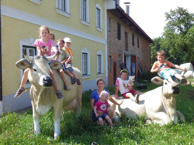 vlnr: Viktoria, Frieda, Alex, Elias, Tagesmutter Silvia Heiden mit Hannah, Andrea und Vincent