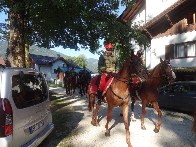 Abreiten der Husaren vom Gelände des Hotels Carossa in Abersee / Zinkenbach. | Foto: Freunde Gödöllös von Bad Ischl