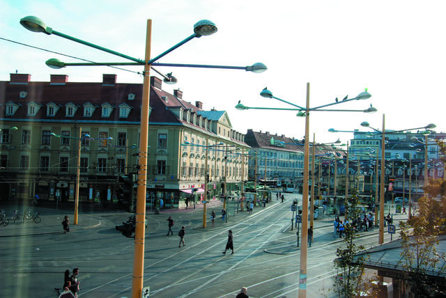 Tausende Menschen strömen tagtäglich über den Jakominiplatz. Für Unternehmer perfekte Voraussetzungen, sich zu präsentieren.
