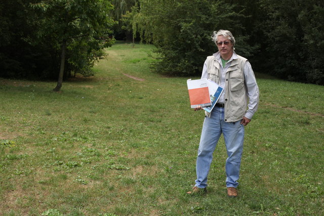 Einsatz für die Natur: Helmut Chrobak kämpft für eine naturnahe Blumenwiese am Lainzerbach.