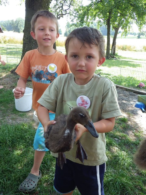 vlnr: Vincent und Alex mit einer Laufente